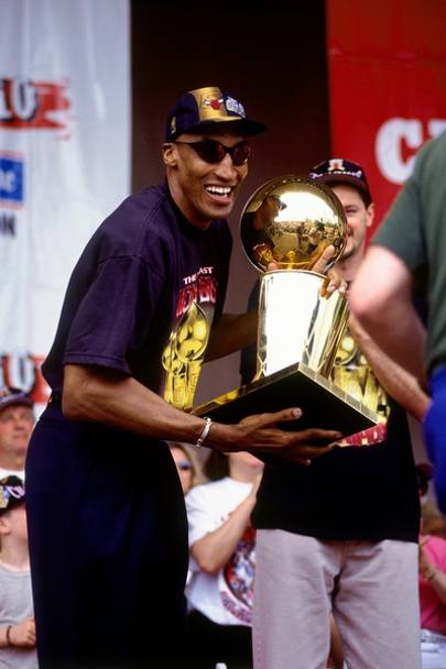 Chicago vince anche nel 1996-97:  il quinto titolo dei 6 titoli conquistati in carriera da Pippen, che qui si coccola il Larry O&#39;Brien Trophy
